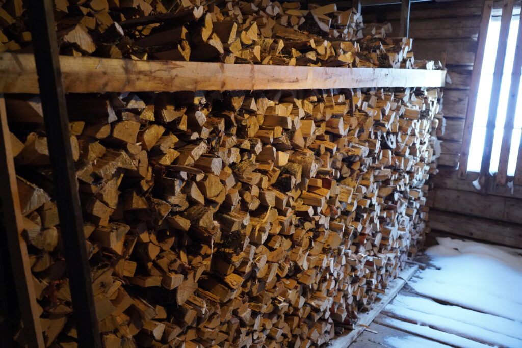 Staplad björkved i bod -vinterförvaring