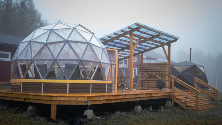 Vi har byggt utekök med en Geodesic Dome som skydd
